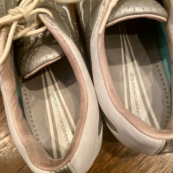 Nike Air women’s ( soft spike) size 8 golf shoes with free carrying bag - Picture 4 of 7